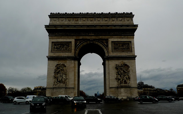 solo travel in Paris - Arc de Triomphe