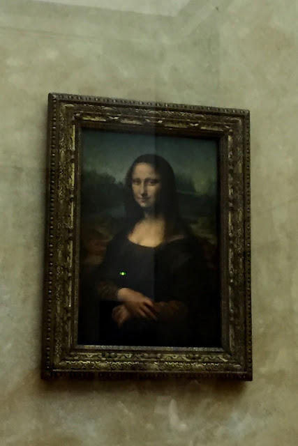 solo travel in Paris - Mona Lisa