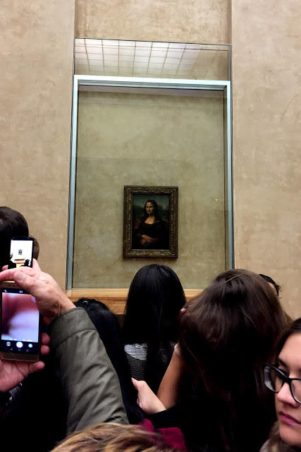 solo travel in Paris - Mona Lisa