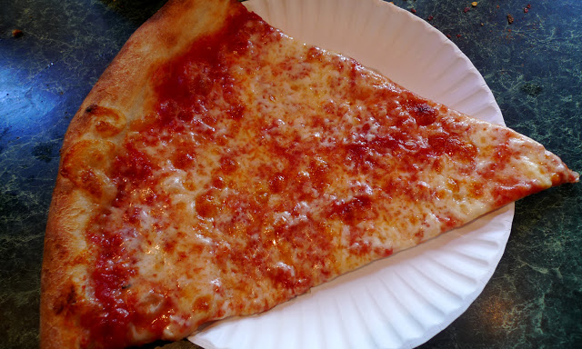 solo backpacking New York City - Joe's Pizza