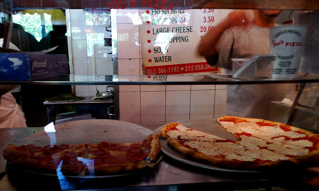 solo backpacking New York City - Joe's Pizza